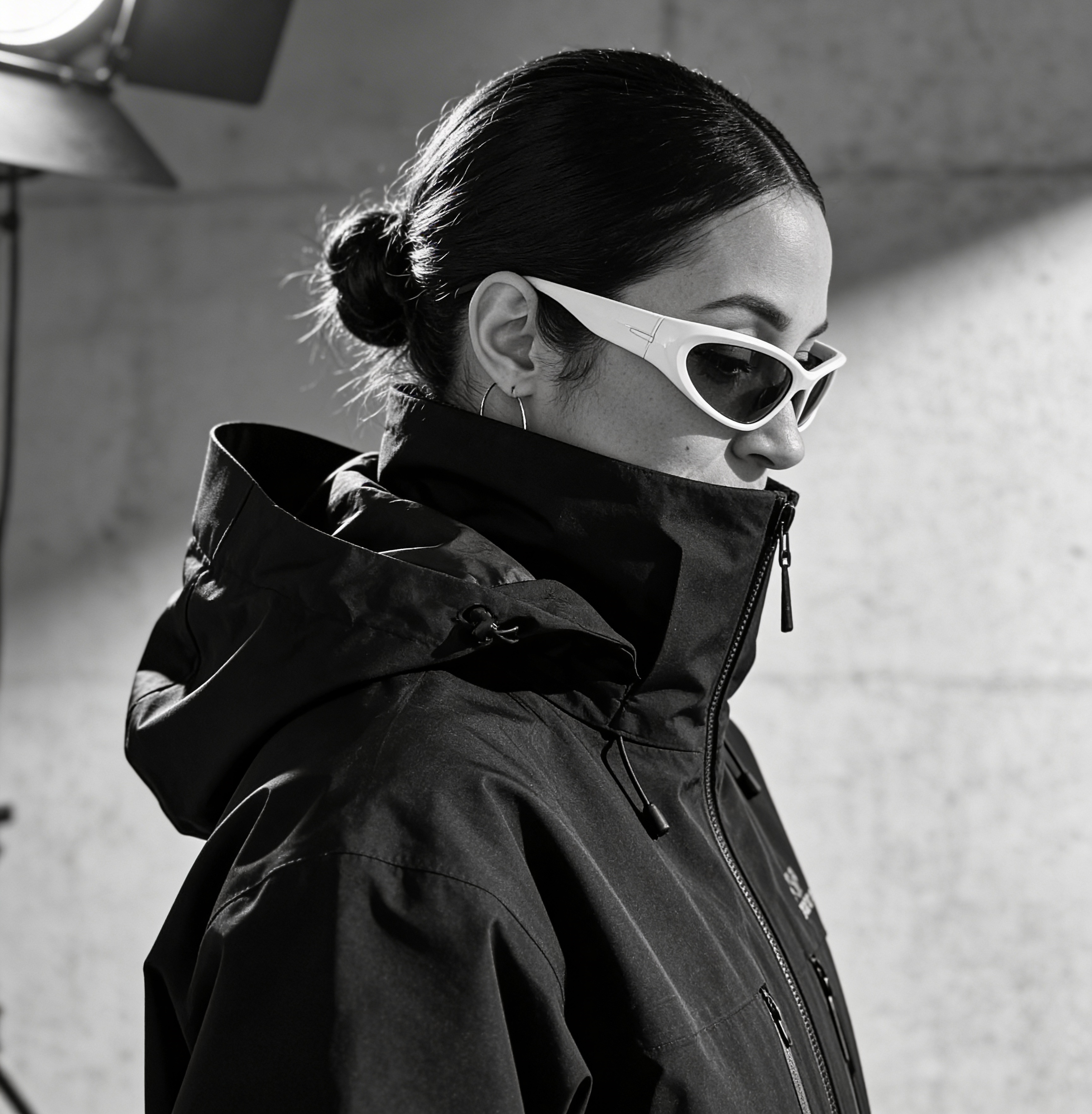 Retrato de Shairemy en blanco y negro, con gafas claras y chaqueta negra